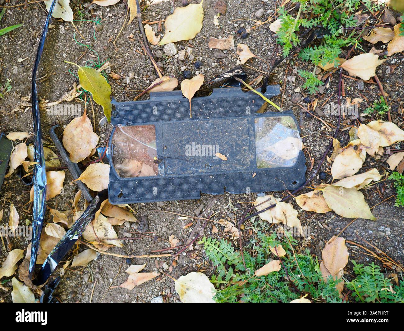 Nastro VHS rotto e interrato Foto Stock