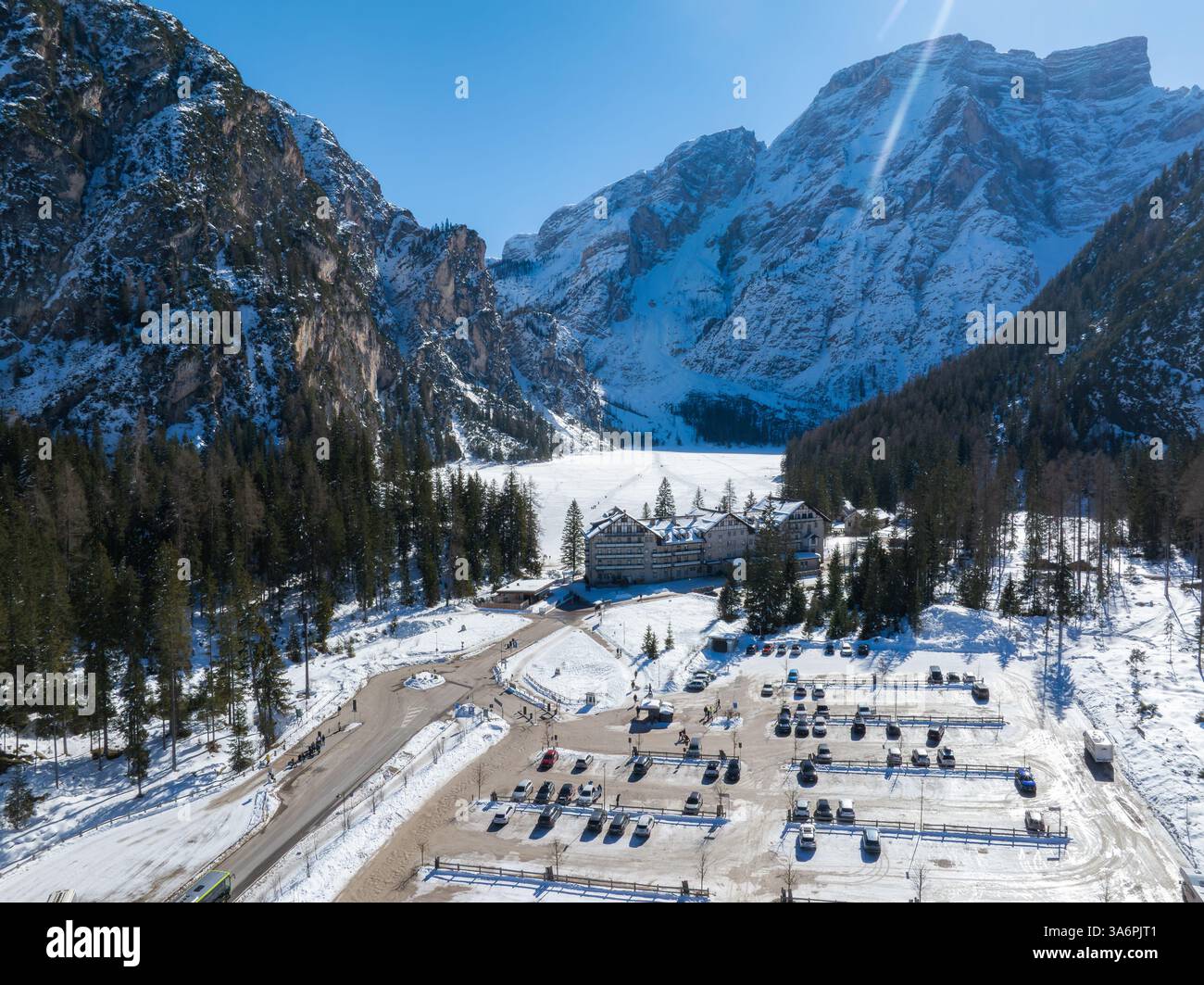 Vista aerea del lago ghiacciato di Braies e delle Dolomiti innevate in inverno Foto Stock