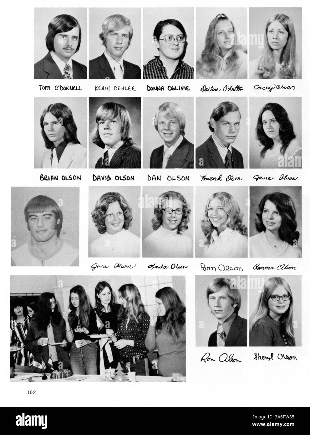 L'annuario Sagamore del 1973 cattura vari aspetti dell'anno scolastico 1972-1973 alla Roosevelt High School, tra cui il coinvolgimento di studenti e insegnanti, l'atletica, i club e altre attività. Viene anche evidenziata la storia afroamericana, che mostra il suo impatto sulla cultura della scuola. Foto Stock