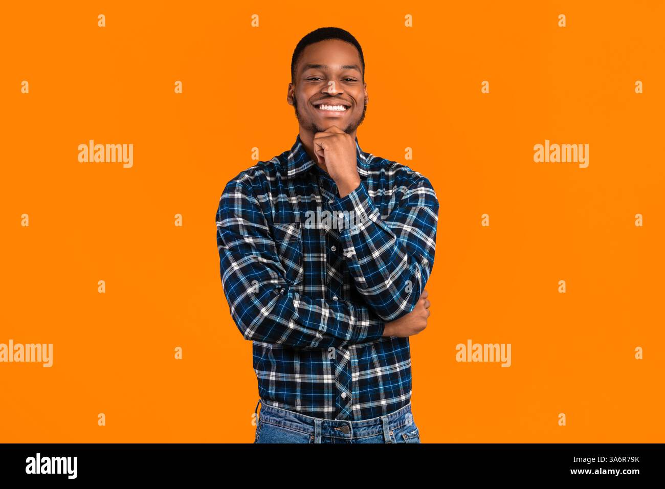 La folgore millenaria africana positiva che si presenta sorridente alla fotocamera, Studio Shot Foto Stock
