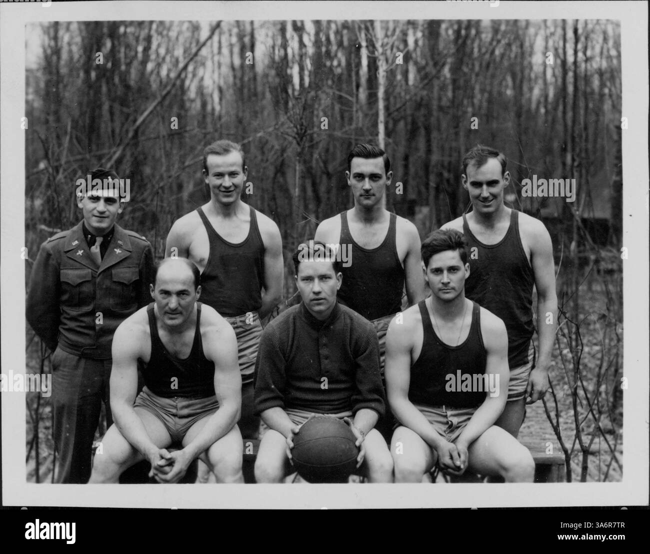 La squadra di pallacanestro dell'Air Force, di stanza presso una base del Ninth Air Force Service Command, gode di un po' di tempo libero per una partita. I giocatori includono soldati provenienti da varie città tra cui Minneapolis, New York e Texas. Foto Stock