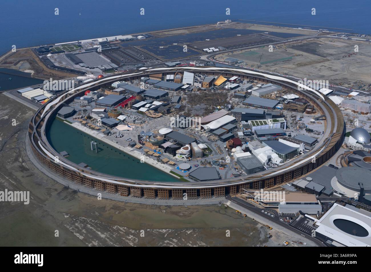 Vista aerea della sede dell'Expo 2025 sull'isola di Yumeshima nella prefettura di Osaka, Giappone, 21 marzo 2025. Expo 2025 è previsto per sei mesi dal 13 aprile al 13 ottobre. Crediti: Wataru Kojo/AFLO/Alamy Live News Foto Stock