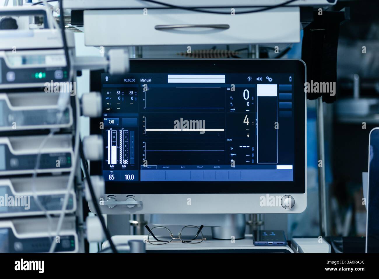 Monitor di ventilazione polmonare artificiale nell'unità di terapia intensiva. Apparecchiature mediche. Ventilazione dei polmoni con ossigeno. Monitoraggio ed elettrocardiogramma Foto Stock