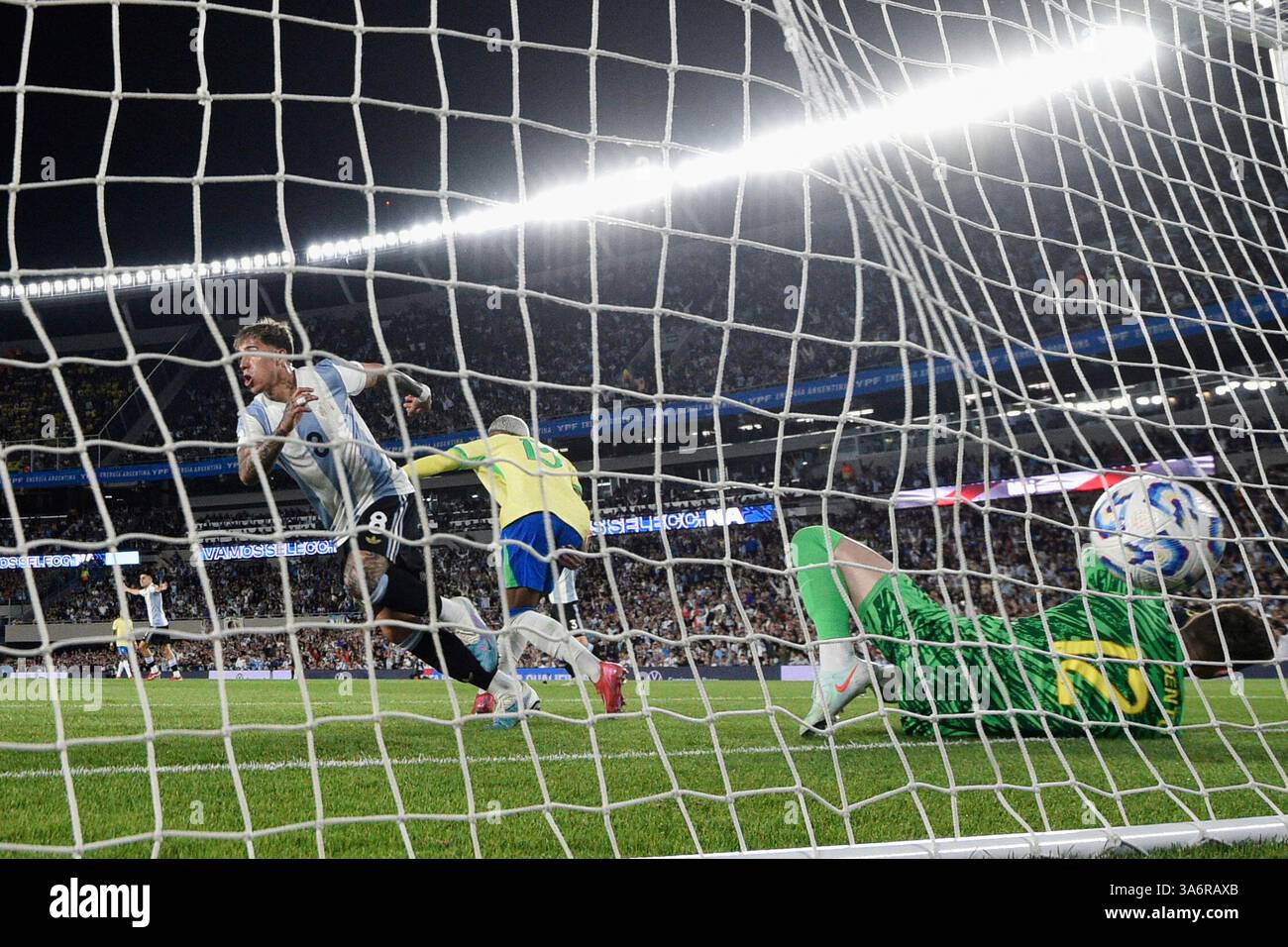 Argentina's Enzo Fernandez celebrates scoring his side's second goal against Brazil during a World Cup 2026 qualifying soccer match at Monumental Stadium in Buenos Aires, Argentina, Tuesday, March 25, 2025. (AP Photo/Gustavo Garello) Foto Stock