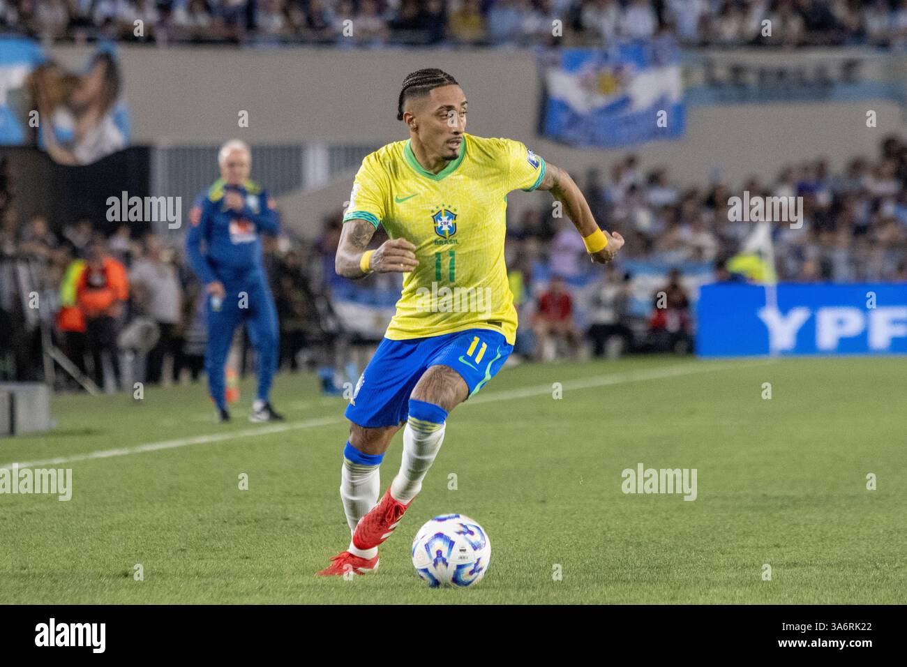 Buenos Aires, Argentina. 26 marzo 2025. ARG - BUENOS AIRES - 03/25/2025 - QUALIFICAZIONI ALLA COPPA DEL MONDO 2026, ARGENTINA x BRASILE - Raphinha, un giocatore brasiliano, durante la partita contro l'Argentina allo stadio Monumental de Nunez per le qualificazioni alla Coppa del mondo 2026. Foto: Lucas Gabriel Cardoso/AGIF credito: AGIF/Alamy Live News Foto Stock