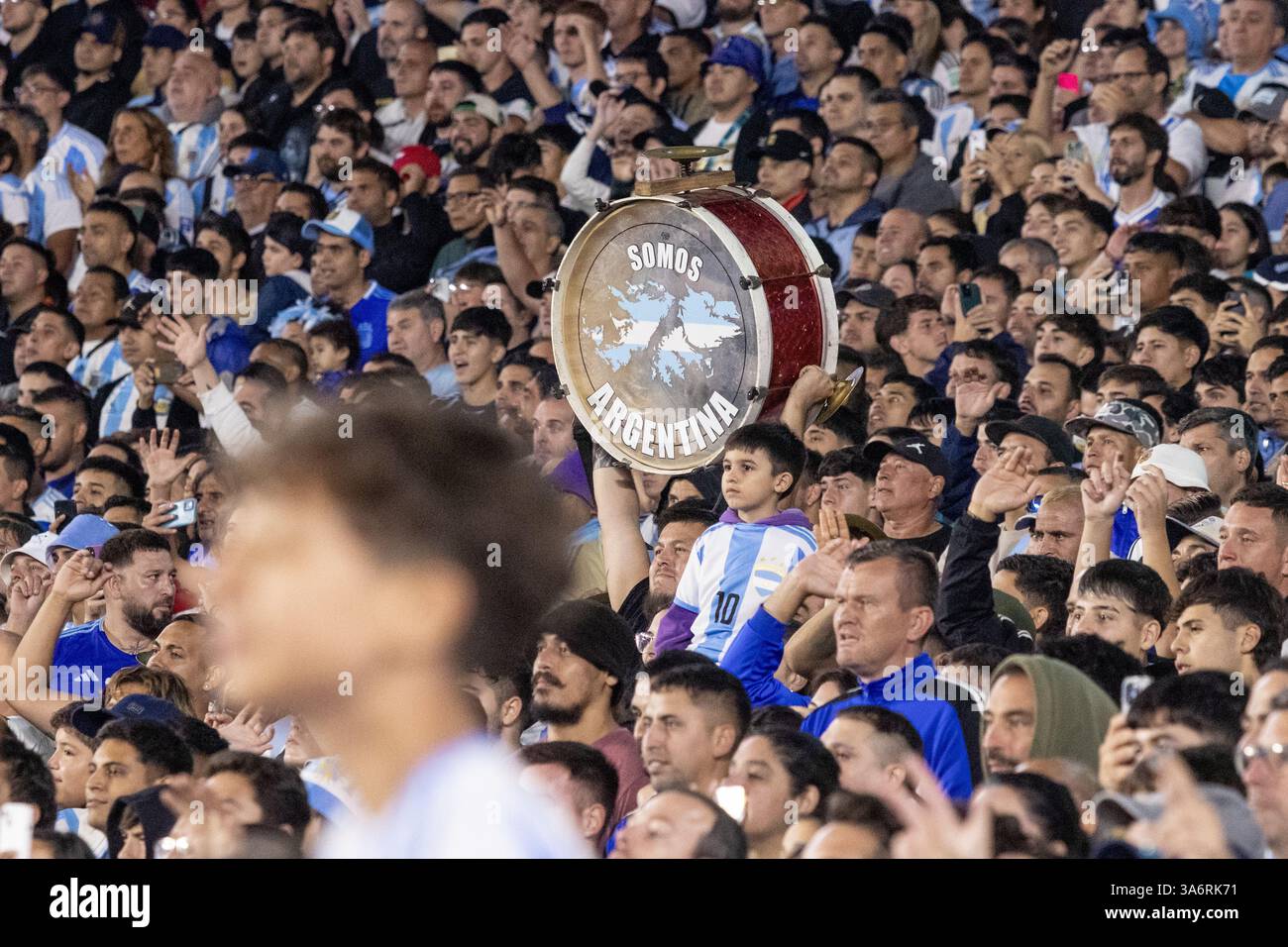 Buenos Aires, Argentina. 26 marzo 2025. ARG - BUENOS AIRES - 03/25/2025 - QUALIFICAZIONI AI MONDIALI 2026, ARGENTINA x BRASILE - Argentina tifosi durante la partita contro il Brasile allo stadio Monumental de Nunez per le qualificazioni ai Mondiali 2026. Foto: Lucas Gabriel Cardoso/AGIF credito: AGIF/Alamy Live News Foto Stock