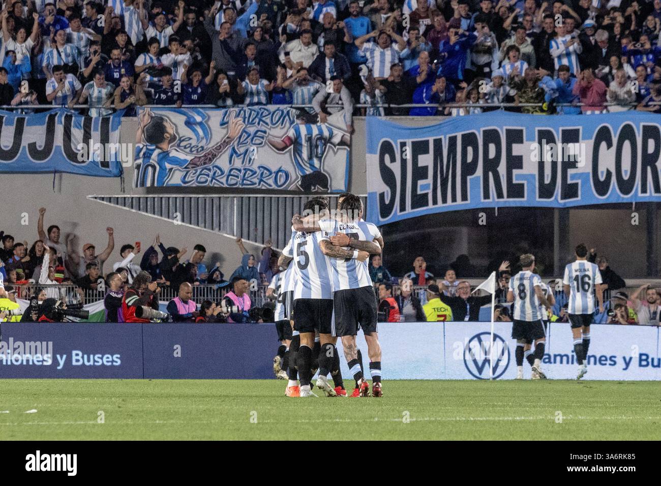 Buenos Aires, Argentina. 26 marzo 2025. ARG - BUENOS AIRES - 03/25/2025 - QUALIFICAZIONI AI MONDIALI 2026, ARGENTINA x BRASILE - Argentina i giocatori celebrano il loro gol durante la partita contro il Brasile allo stadio Monumental de Nunez per le qualificazioni ai Mondiali 2026. Foto: Lucas Gabriel Cardoso/AGIF credito: AGIF/Alamy Live News Foto Stock