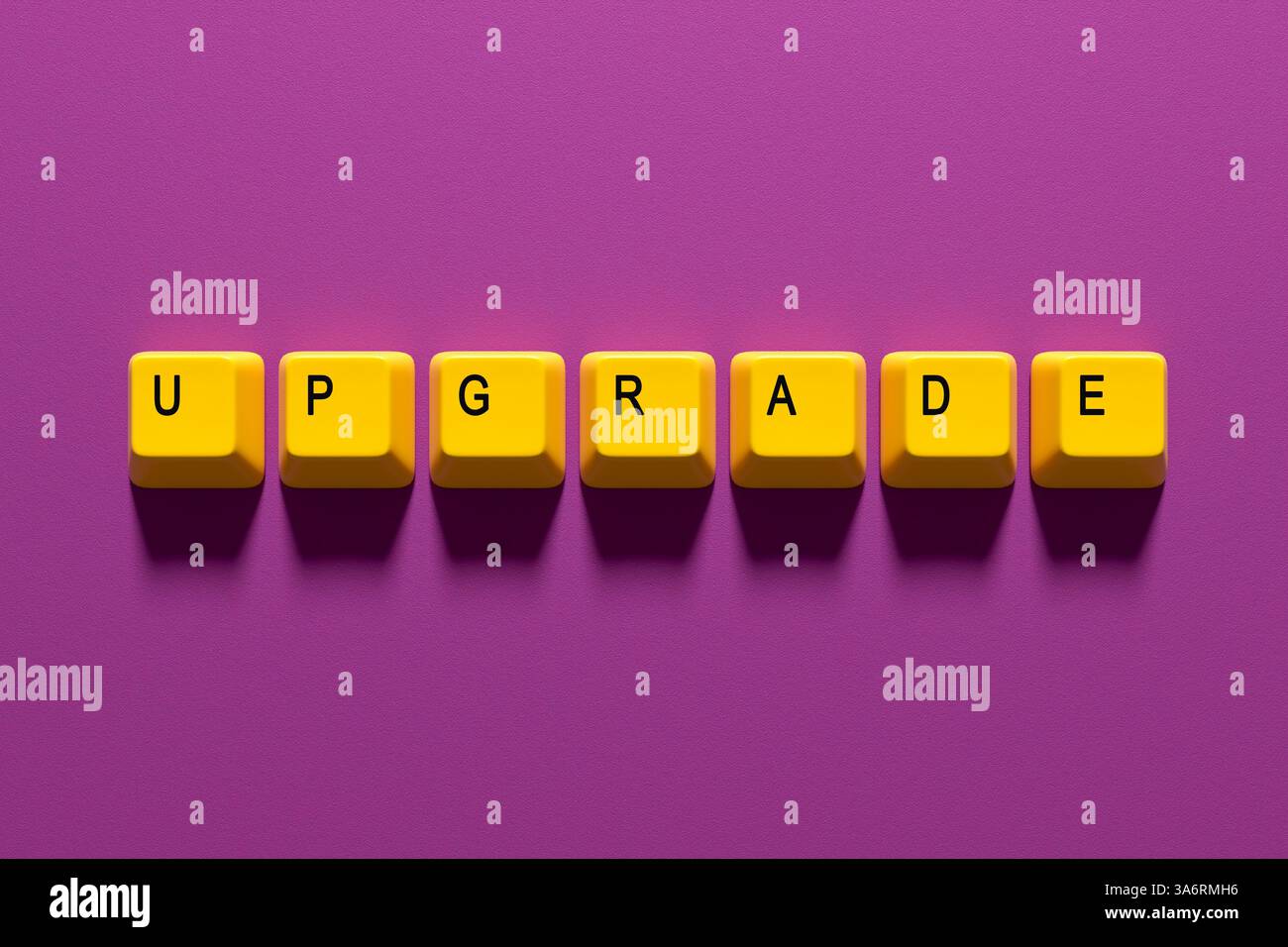 Concetto di aggiornamento. Tasti della tastiera del computer che scrivono la parola upgrade su uno sfondo viola. Rendering 3D. Foto Stock