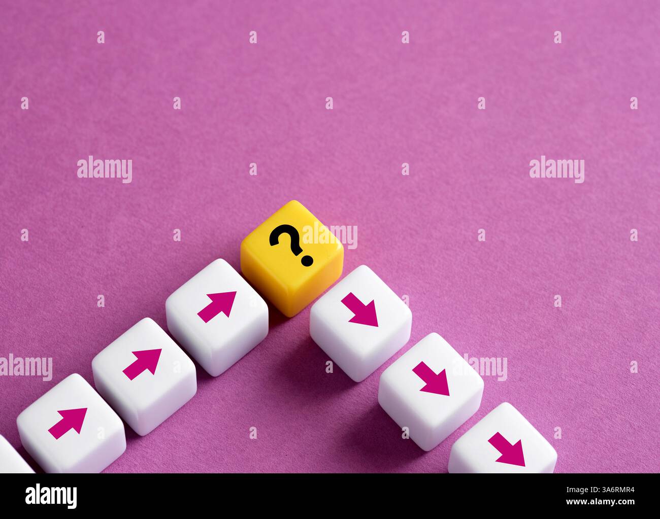 Affrontare un problema critico e il declino dell'azienda. Punti interrogativi e simboli di freccia direzionale sui cubi su sfondo viola. Foto Stock