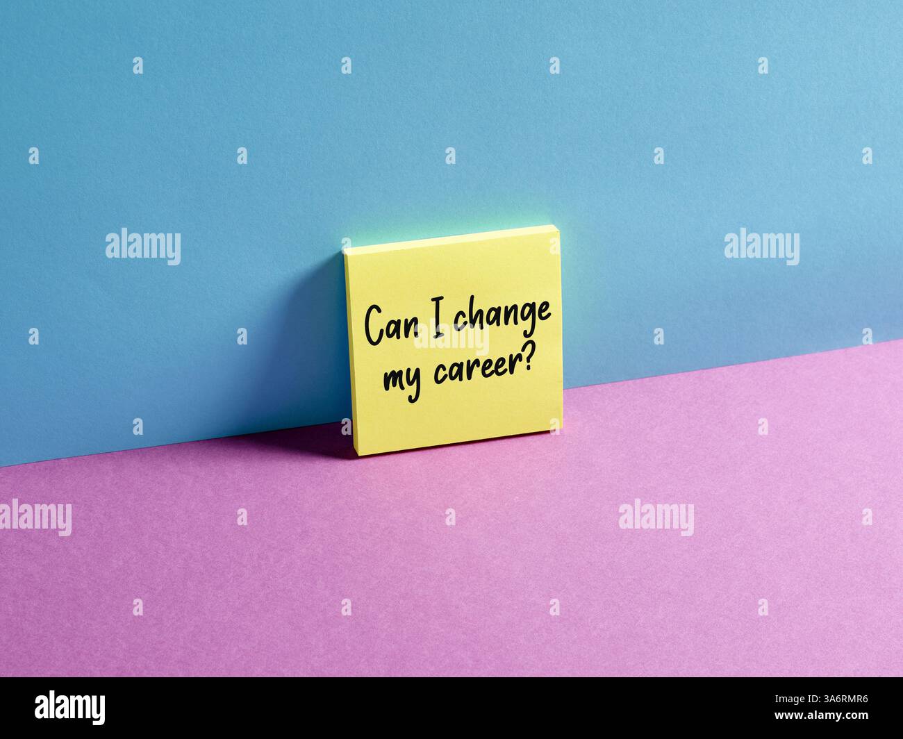 Concetto di cambiamento di carriera aziendale. La questione di posso cambiare carriera su un foglio appiccicoso. Foto Stock