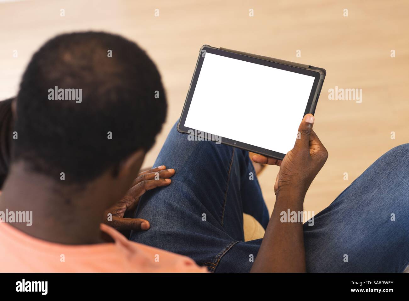 Padre che usa il tablet a casa, sfoglia i contenuti con attenzione e interesse, copia lo spazio Foto Stock