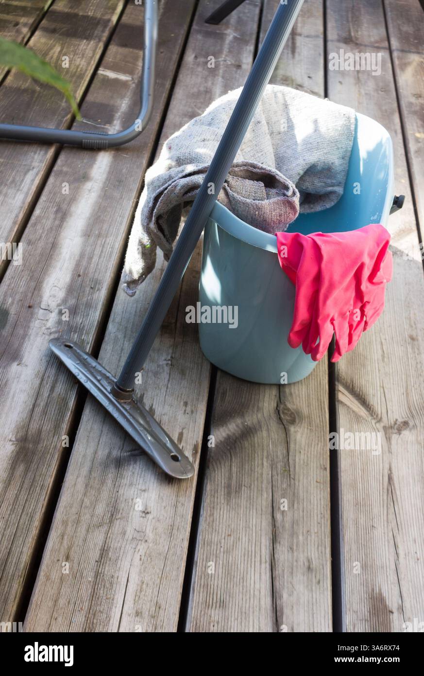 Uno spazzolone, degli stracci, un secchio e dei guanti per la pulizia. Prodotti per la pulizia Foto Stock