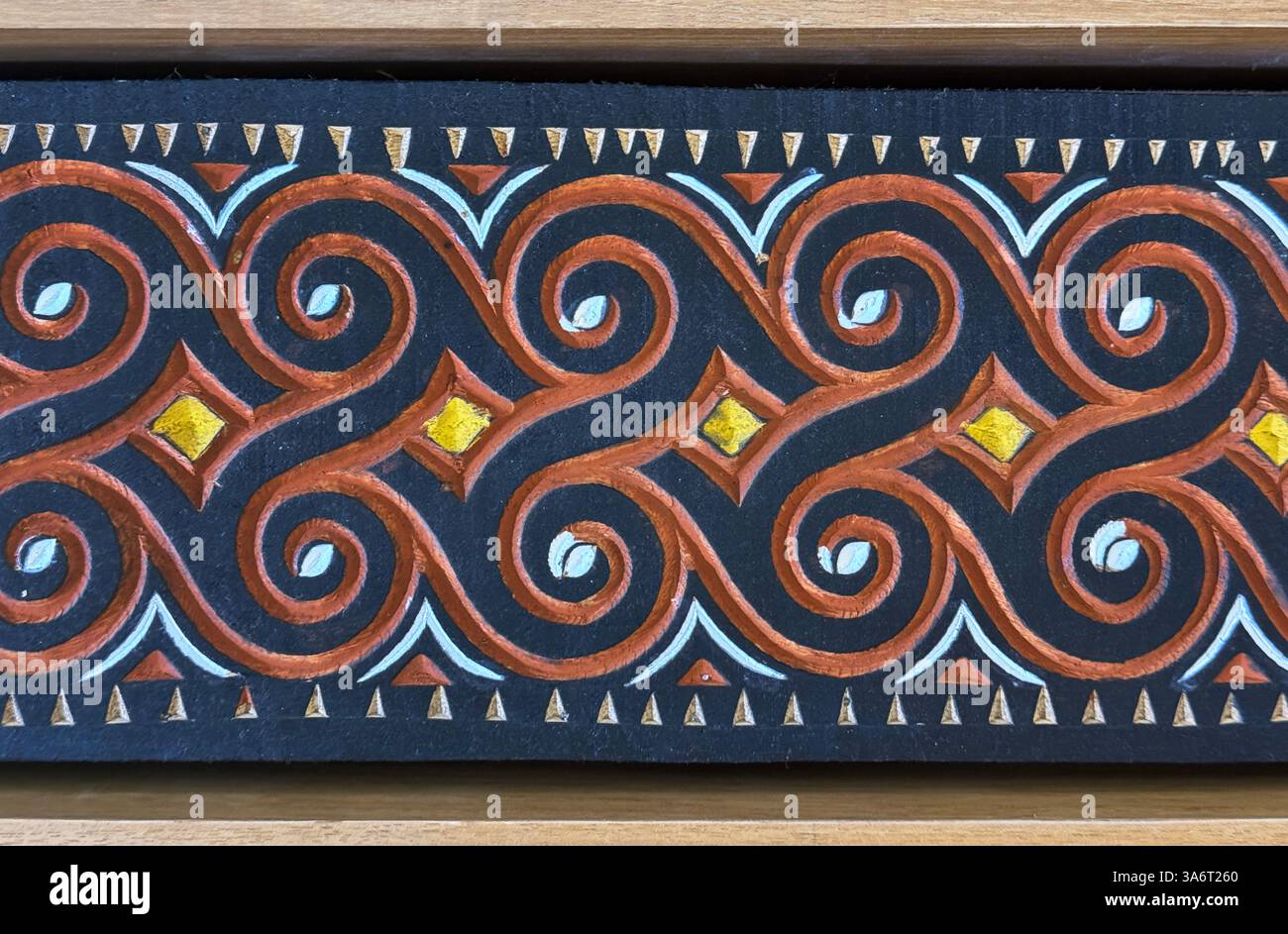 Primo piano di colorate spirali etniche ornamentali. Stampa di motivi tribali etnici ripetuti con vortici astratti motivo floreale tradizionale, marinaio Foto Stock
