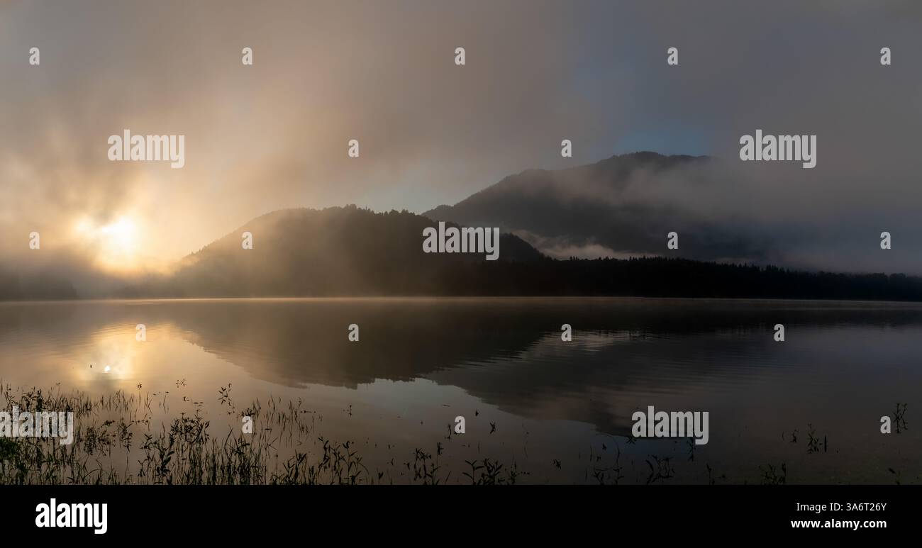 Paesaggio di Foggy in una mattina d'estate con il lago Sylvenstein nei monti Karwendel, alta Baviera, Germania Foto Stock