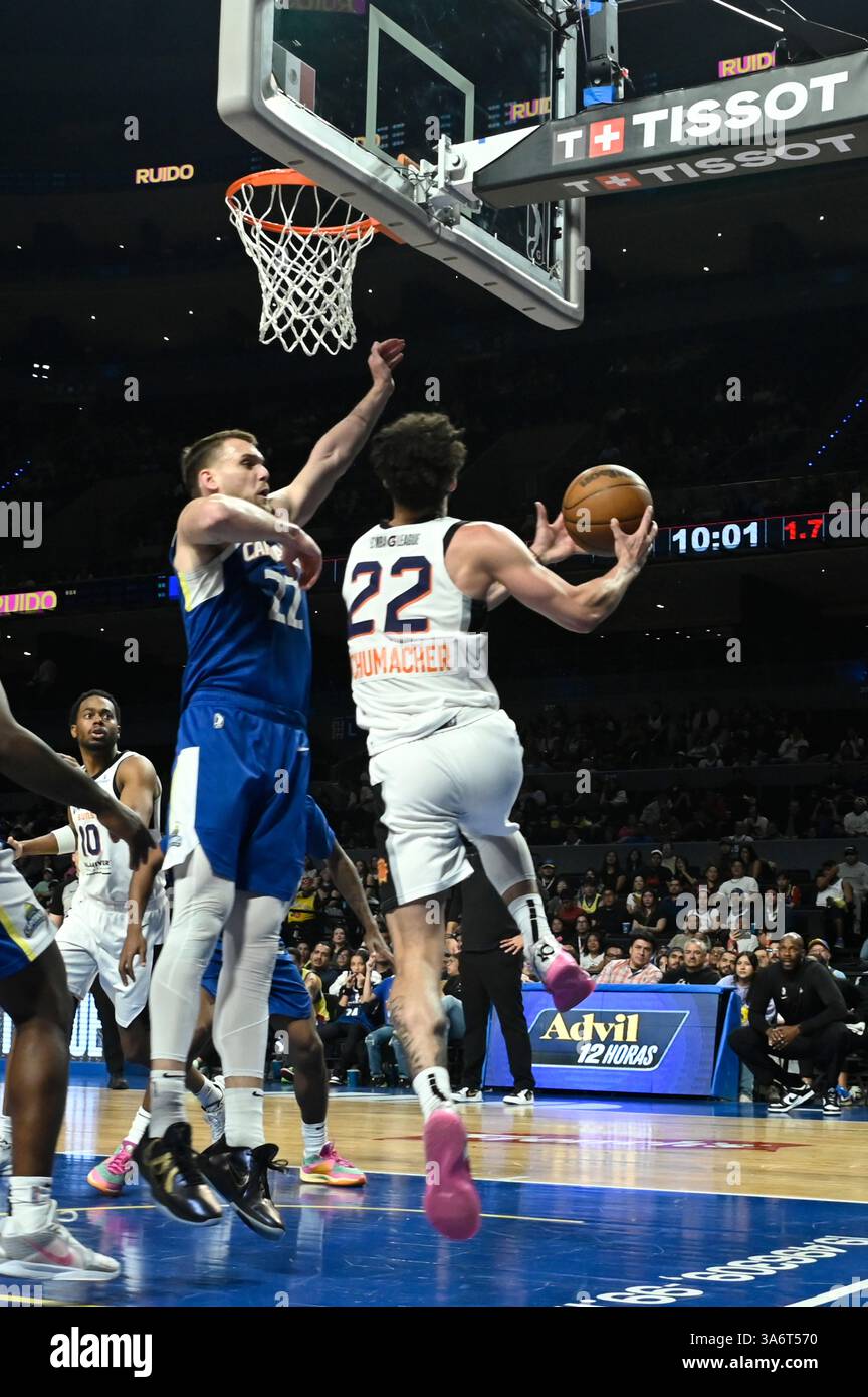 Città del Messico, Ciudad de Mexico, Messico. 25 marzo 2025. La guardia dei Suns Alex Schumacher #22 arriva al basket durante la partita di NBA G League contro i Mexico City Capitanes alla Mexico City Arena. Città del Messico Capitanes batte Valley Suns 105-100. Il 25 marzo 2025 a città del Messico, Messico. (Credit Image: © Carlos Tischler/eyepix via ZUMA Press Wire) SOLO PER USO EDITORIALE! Non per USO commerciale! Foto Stock