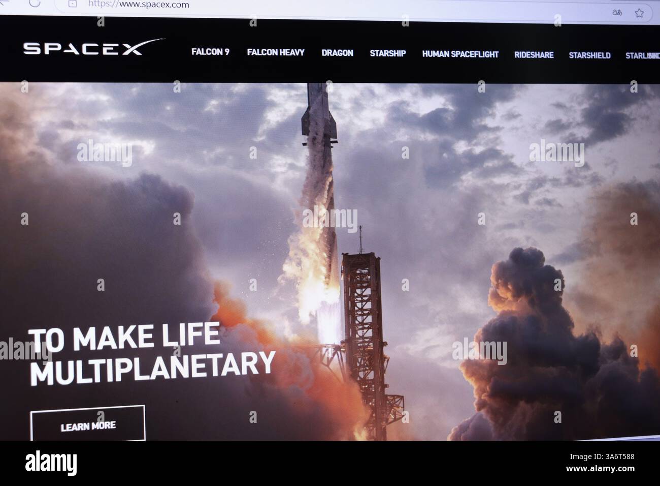 Lancio del razzo SpaceX catturato sul sito web, evidenziando Falcon 9 e missione spaziale umana. Foto Stock