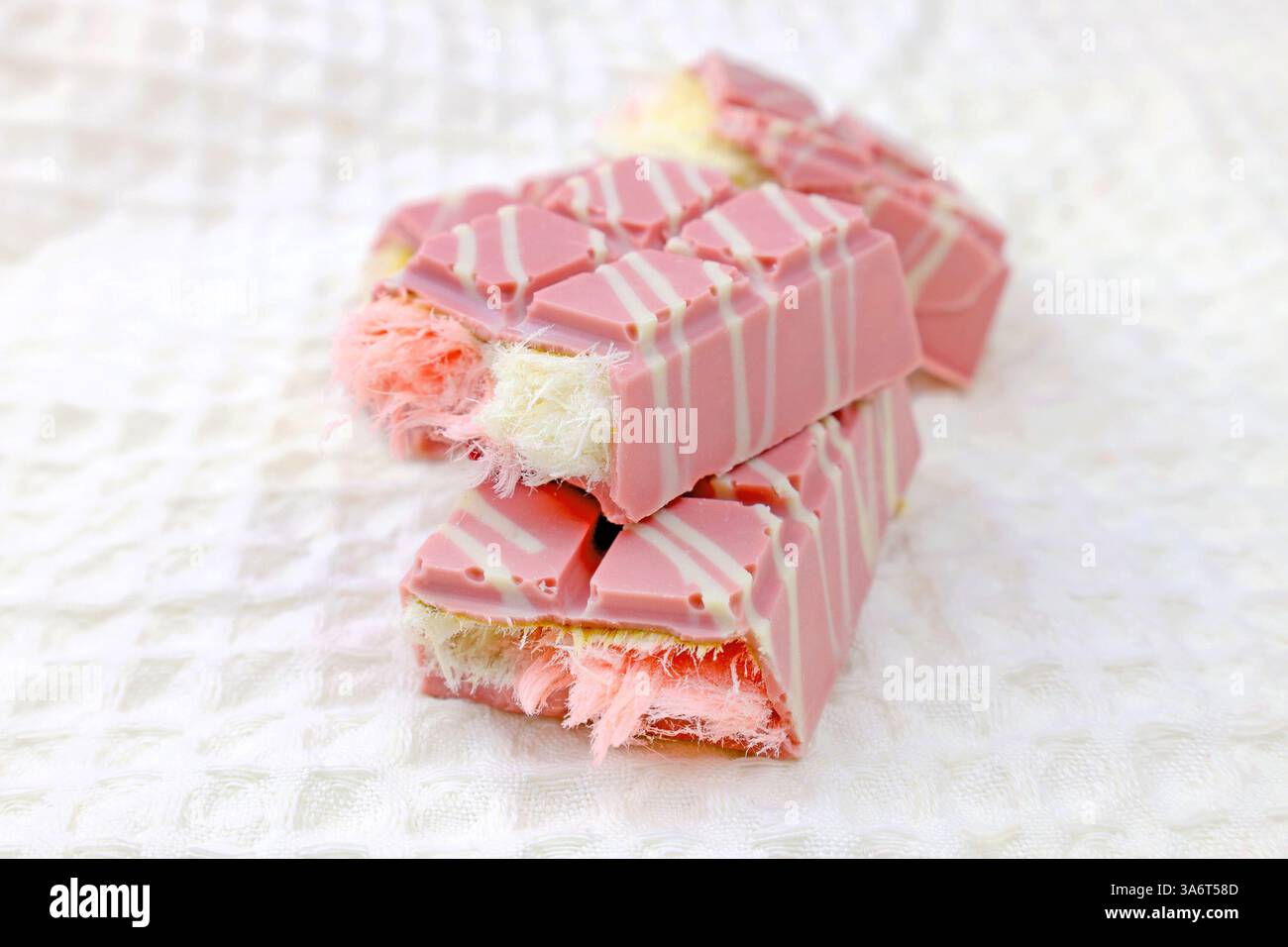 Barretta rosa alla moda Angel Hair Chocolate con ripieno turco di caramelle di cotone pishmaniye Foto Stock