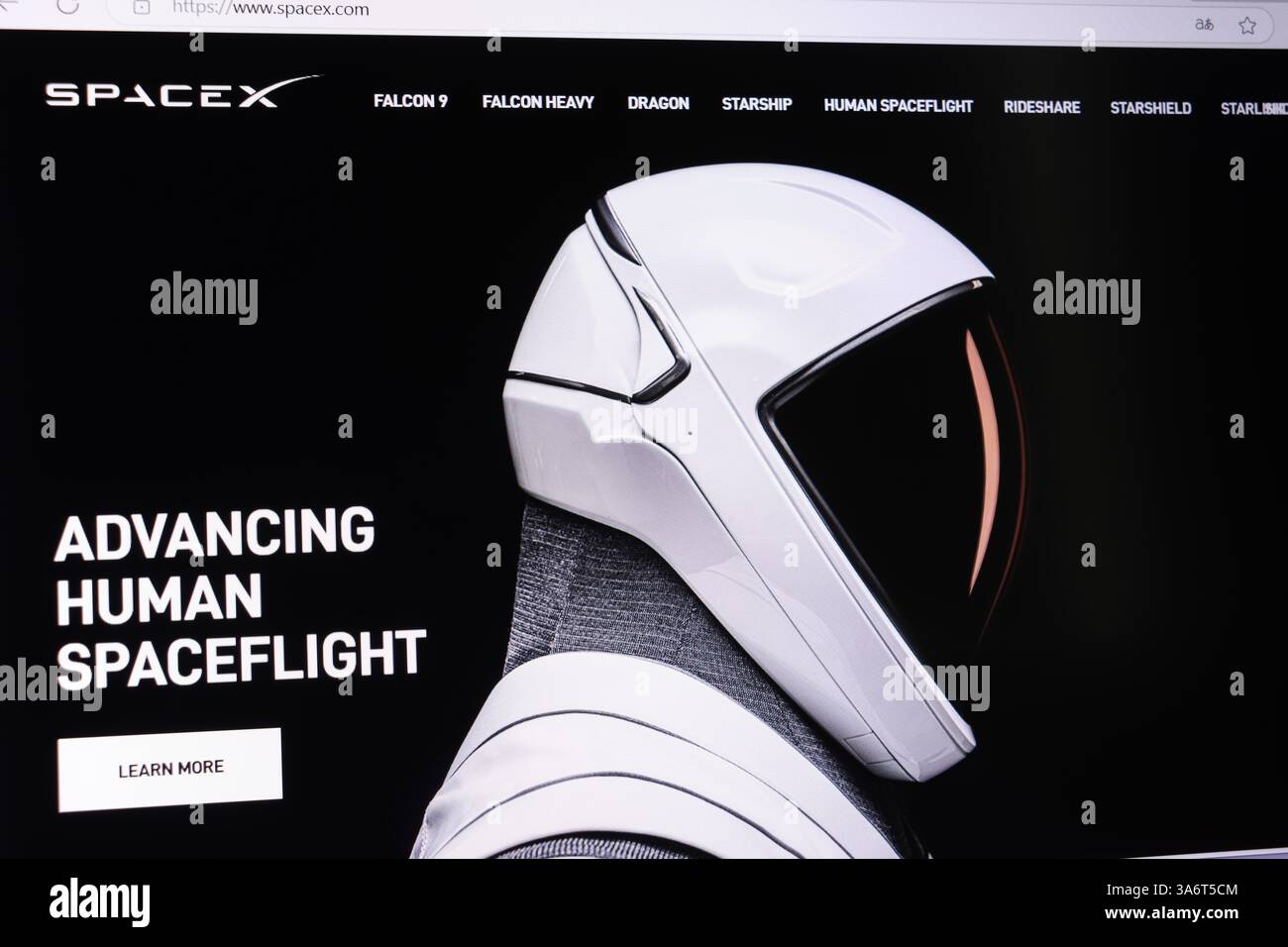 Casco astronauta SpaceX e tecnologia dei voli spaziali umani vengono visualizzati sul sito web. Foto Stock