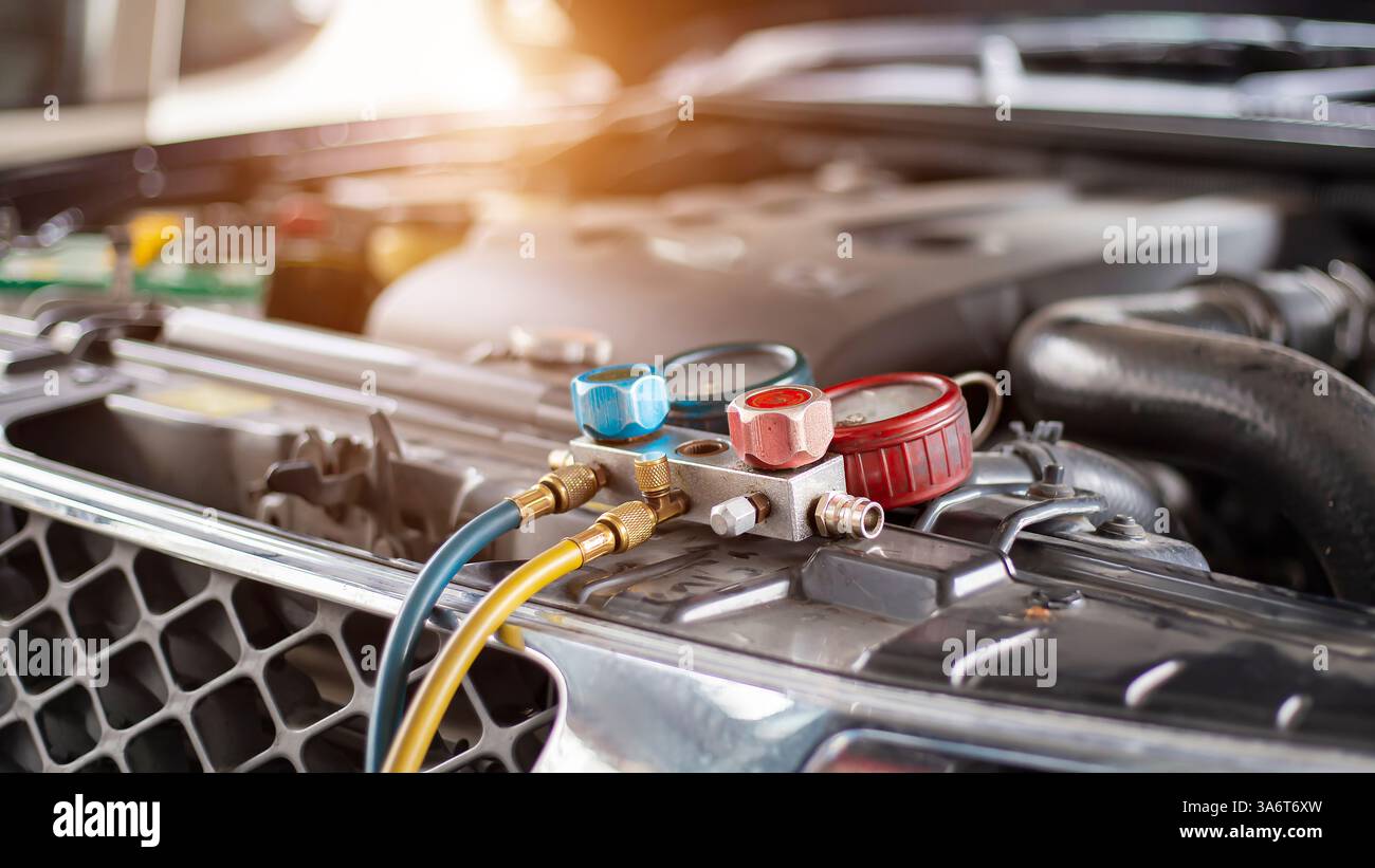 Servizio di controllo condizionatore d'aria per auto, rilevamento perdite, riempimento del dispositivo refrigerante e contatore del raffreddamento del liquido nella vettura da parte di tecnici specializzati. Foto Stock