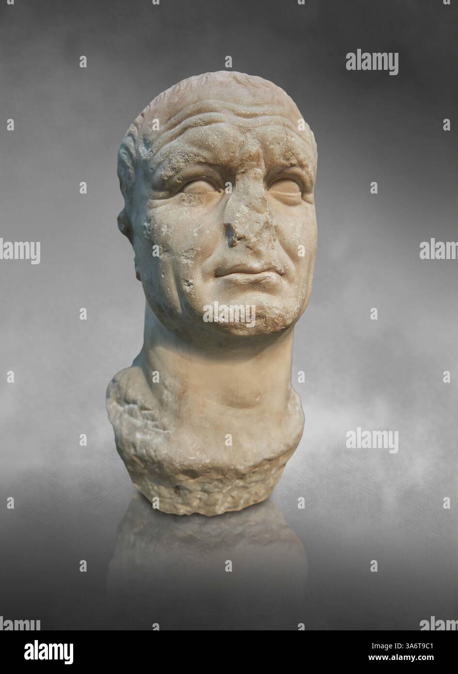 Statua in marmo romano testa dell'imperatore Vespasiano, 69-79 d.C., scavata a Cartagine in Tunisia. British Museum di Londra. inv. 1850.3-4.35 Flavius Vespani Foto Stock