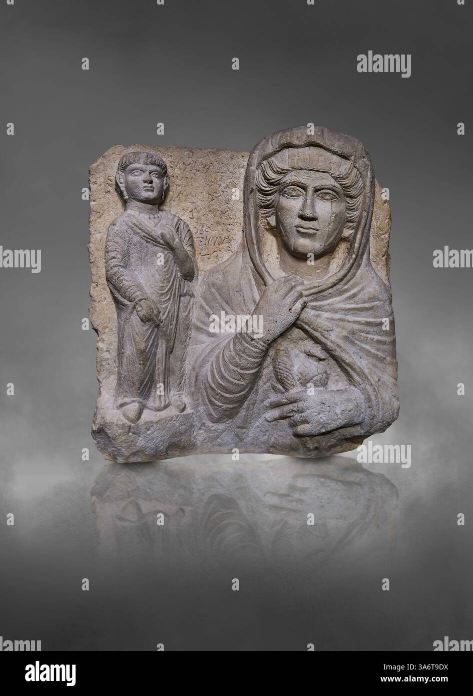 Busto ritratto in rilievo in pietra calcarea romana di una donna e di un bambino proveniente da un cimitero romano di Palmyrene, 50-270 d.C., nella storica Palmyra, Siria. British Museum Foto Stock