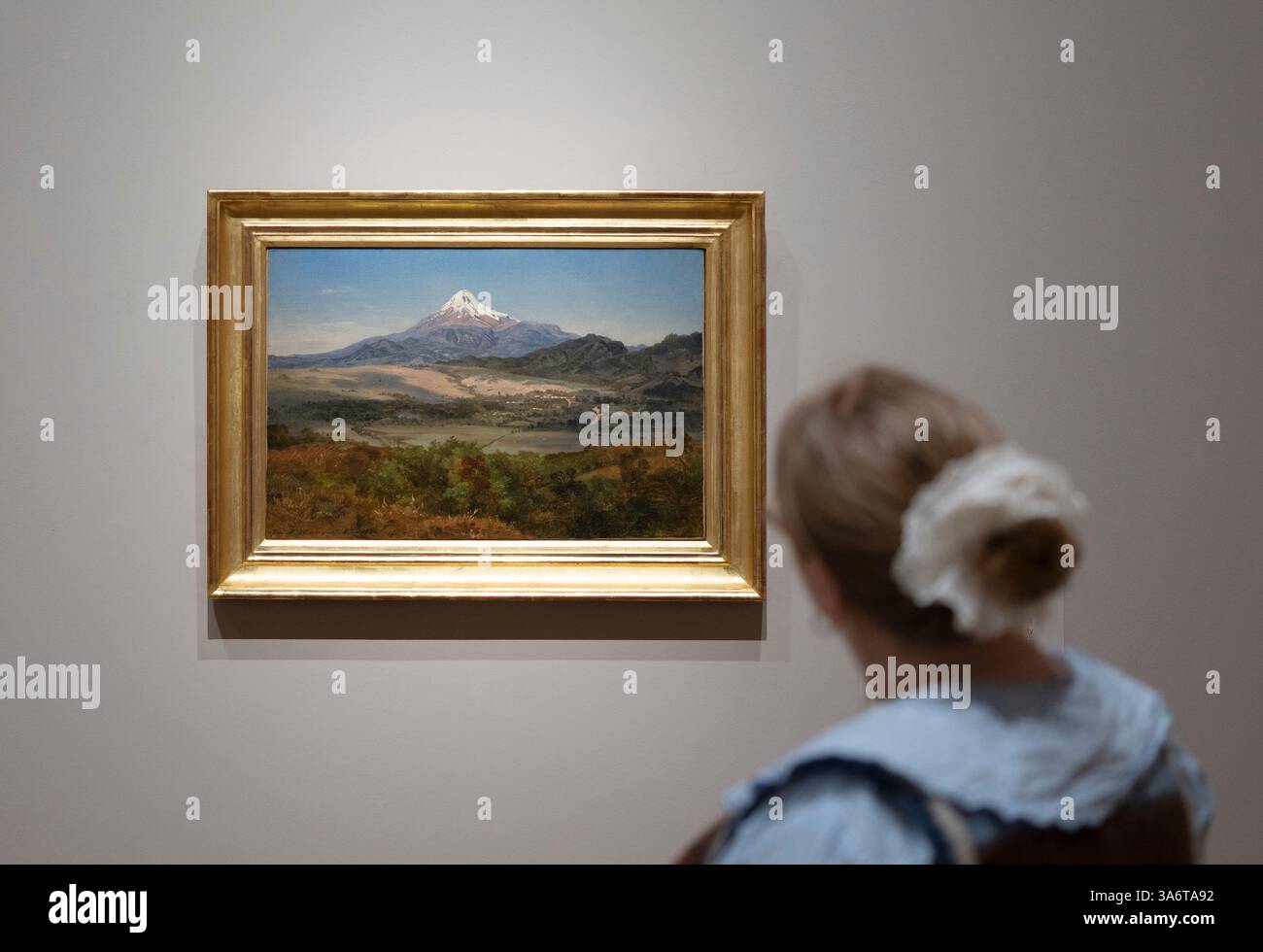 National Gallery, Londra, Regno Unito. 26 marzo 2025. José María Velasco: A View of Mexico, la prima mostra in assoluto che la National Gallery ha dedicato a un artista storico latinoamericano, coincide con il 200° anniversario dell'instaurazione di relazioni diplomatiche tra Regno Unito e Messico. José María Velasco (1840-1912) è stato il più celebrato XIX secolo in Messico Pittore, famoso per i suoi monumentali dipinti della Valle del Messico, l'area che circonda città del Messico. Le opere includono: José María Velasco, Pico deOrizaba, 1876. Museo nazionale della Repubblica Ceca. Crediti: Malcolm Park/Alamy li Foto Stock