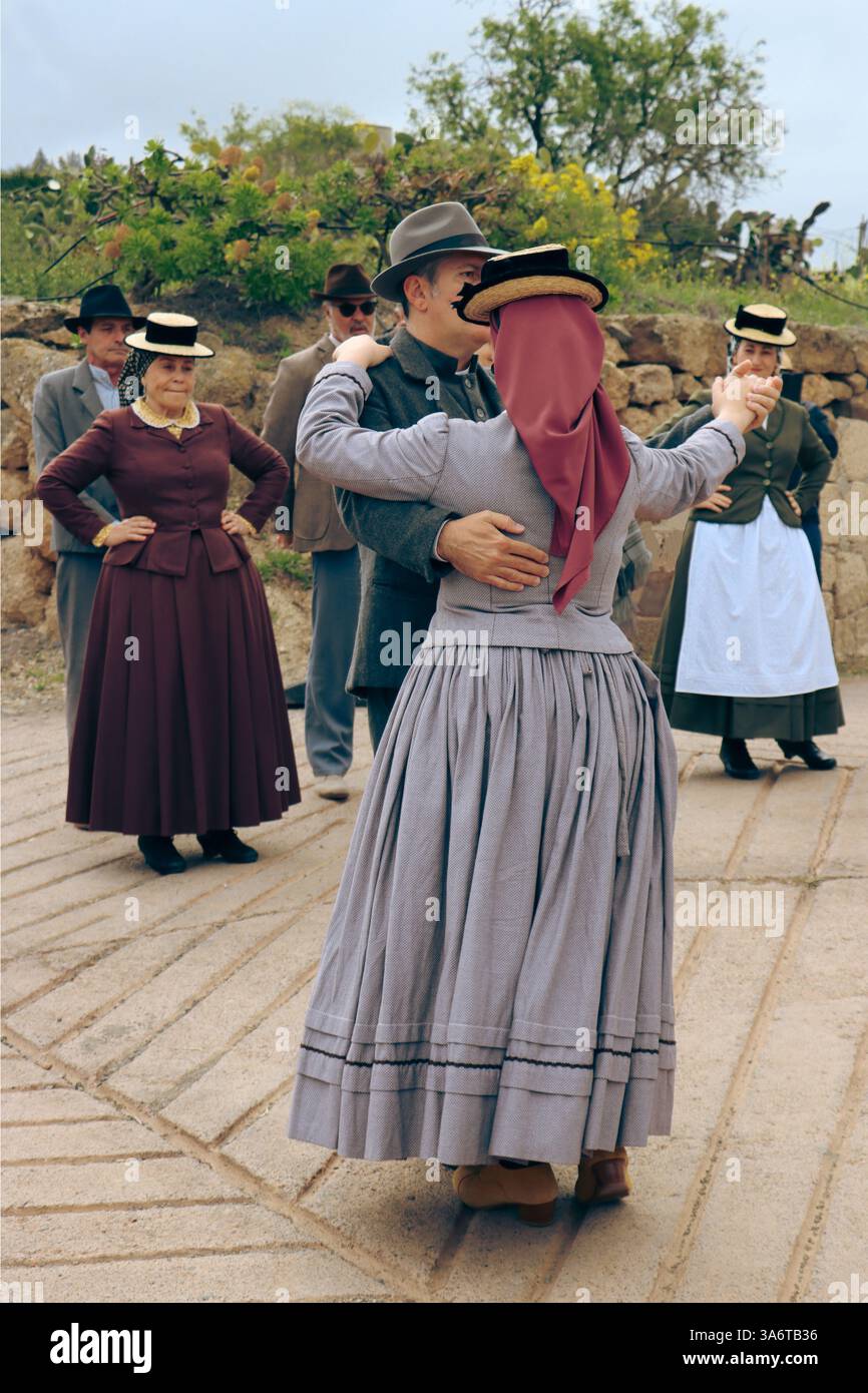 gruppo folcloristico delle canarie con il loro costume tipico in piena danza. tradizioni delle canarie. festività di maggio. Foto Stock