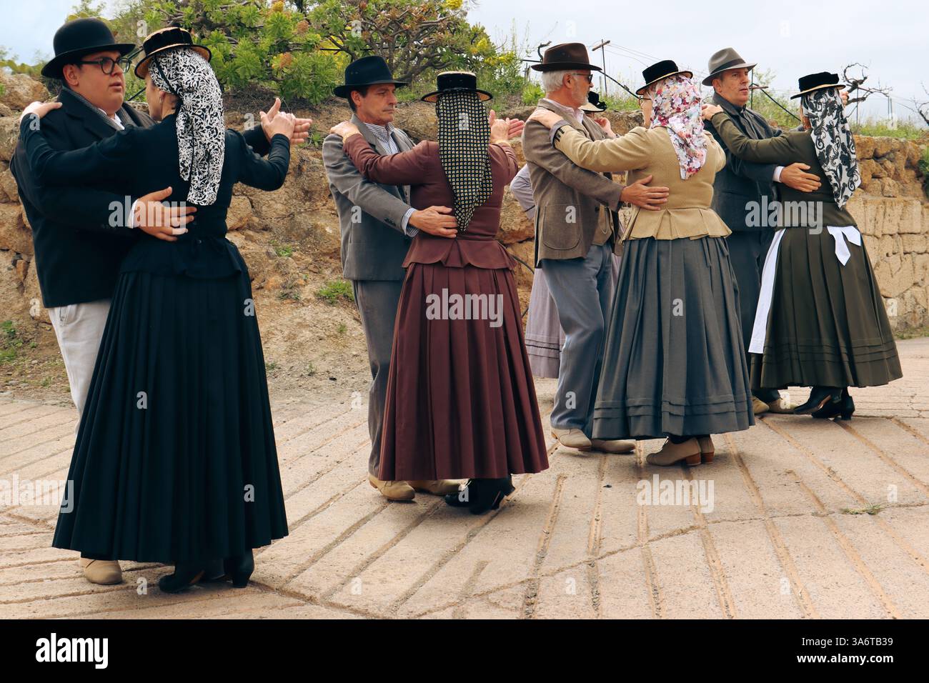 gruppo folcloristico delle canarie con il loro costume tipico in piena danza. tradizioni delle canarie. festività di maggio. Foto Stock
