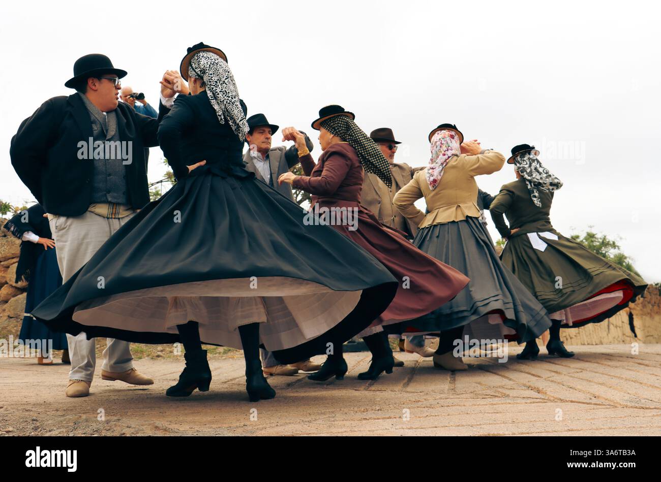 gruppo folcloristico delle canarie con il loro costume tipico in piena danza. tradizioni delle canarie. festività di maggio. Foto Stock