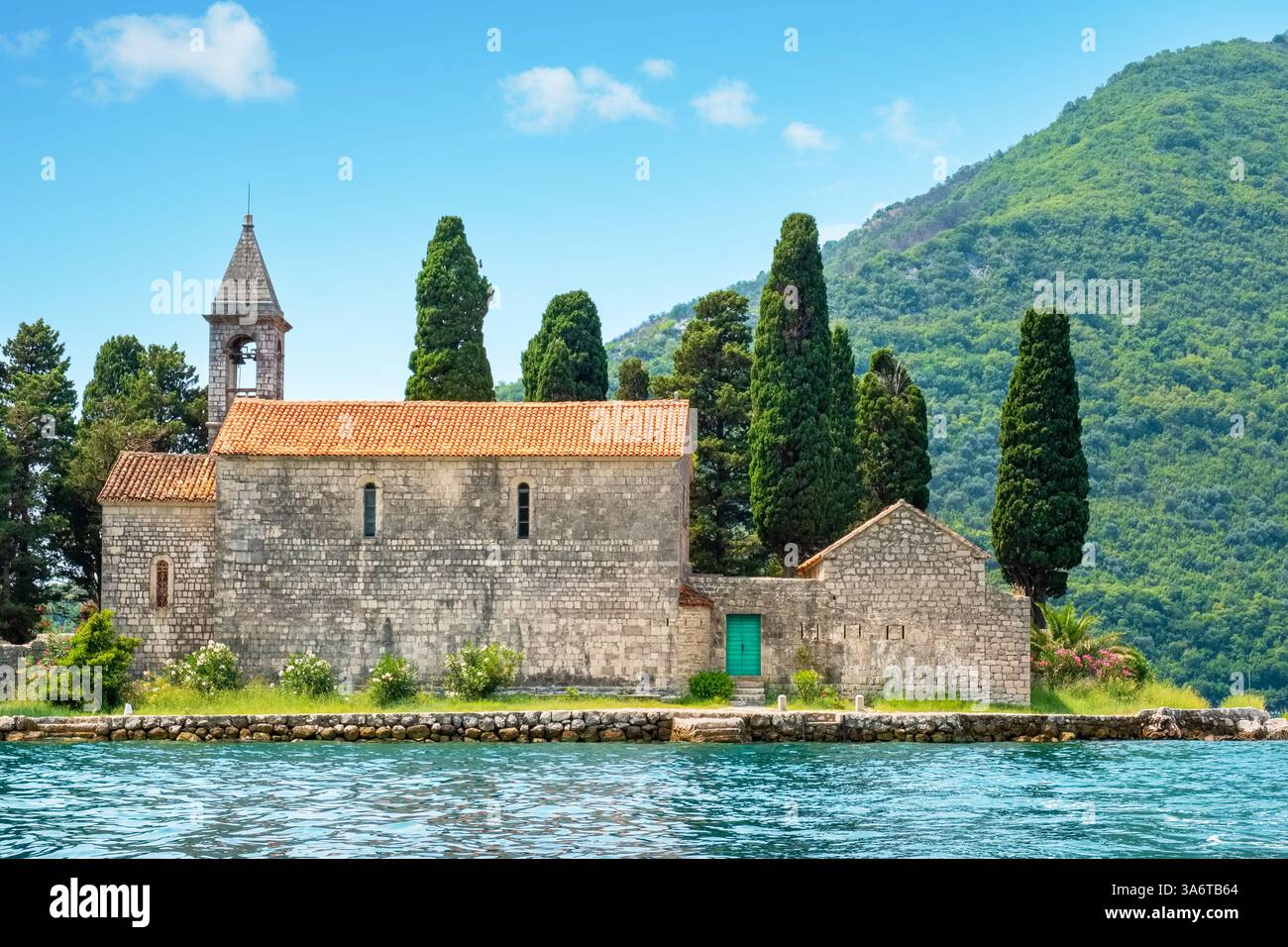 Monastero benedettino sull'isola di Saint George. Baia di Cattaro, Perast, Montenegro Foto Stock