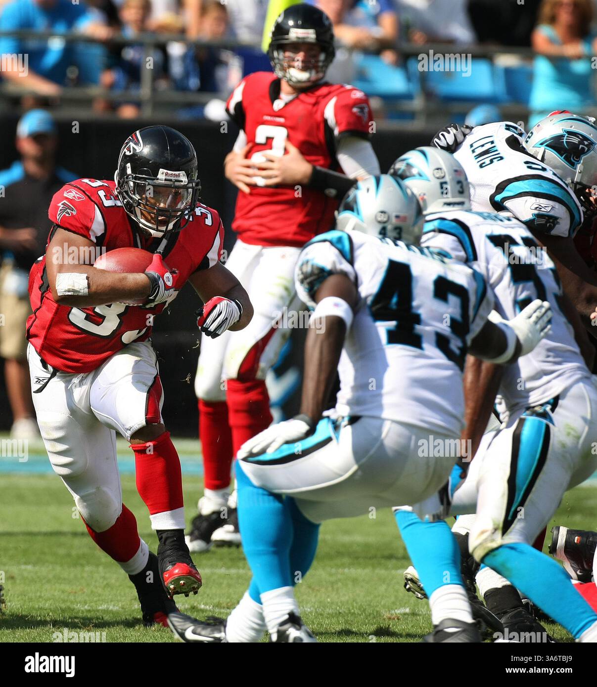 28 settembre 2008 - il running back degli Atlanta Falcons Michael Turner trova poco spazio per le corse mentre i difensori dei Carolina Panthers si spostano per la sosta durante il secondo tempo al Bank of America Stadium di Charlotte, Carolina del Nord, domenica 28 settembre 2008. (Curtis Compton/Atlanta Journal-Constitution/MCT) (immagine di credito: © Curtis Compton/MCT/ZUMAPRESS.com) Foto Stock