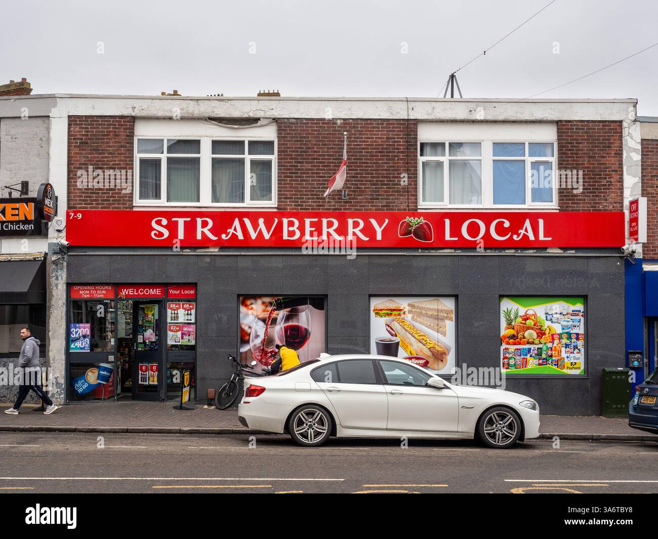 Strawberry Local, minimarket, Newport Pagnell, Buckinghamshire, Regno Unito Foto Stock