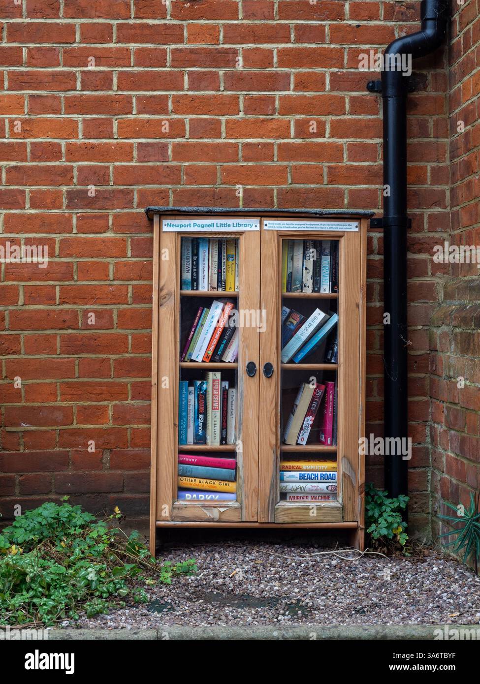 Newport Little Library, uno schema di scambio di libri, High Street, Newport Pagnell, Buckinghamshire, Regno Unito Foto Stock