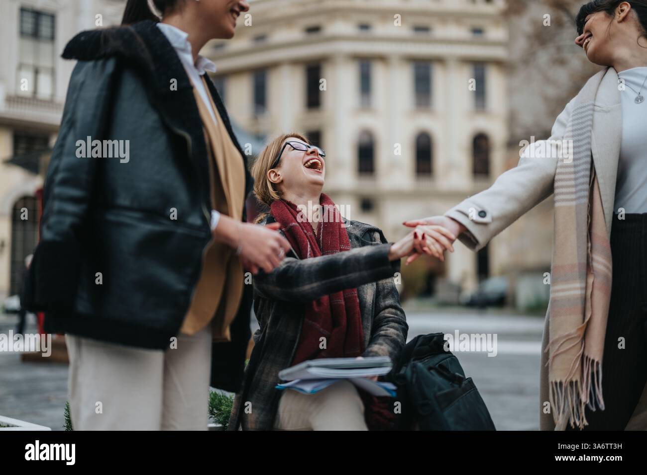 Tre donne che condividono risate e connessioni all'esterno in un ambiente urbano Foto Stock