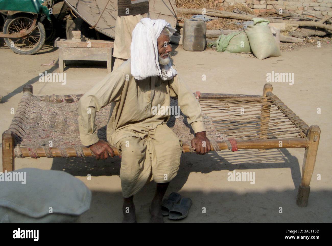 5 dicembre 2008 - un anziano di nome Sultan, che si identificò come parente di Ajmal Ameer Kasab, riposa nel cortile della casa di famiglia di Ajmal nel villaggio di Faridkot, vicino a Depalpur, in Pakistan. (Saeed Shah/MCT) (immagine di credito: © Saeed Shah/MCT/ZUMAPRESS.com) Foto Stock