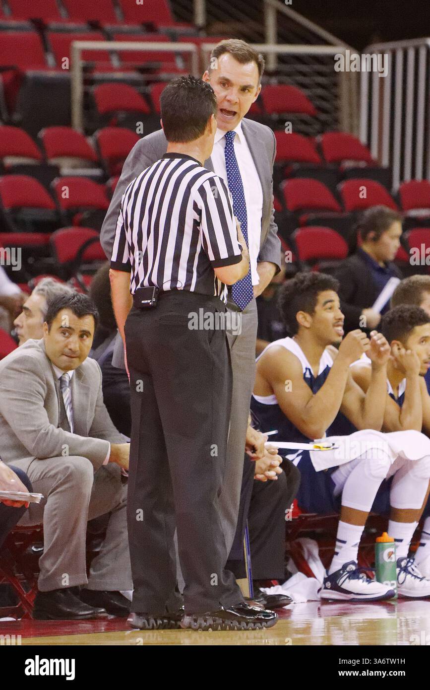 3 dicembre 2014 - Fresno, California, Stati Uniti - Irvine allenatore RUSSELL TURNER, nella partita tra i Fresno State Bulldogs e l'Università della California Irvine formatori al Save Mart Center di Fresno, California. Il Fresno State ha vinto la partita 72 a 63. (Immagine di credito: © Phil Hawkins/ZUMA Wire/ZUMAPRESS.com) Foto Stock