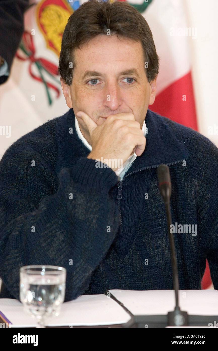 4 dicembre 2004; Tucson, Arizona, Stati Uniti; Pablo de la Flor, capo negoziatore per il Perù negli Stati Uniti - accordo di libero scambio andino (AFTA) alla conferenza stampa che ha segnato la fine del sesto round dei colloqui a Tucson, Arizona, sabato 4 dicembre. Ci saranno i prossimi round a Washington DC e in Colombia. Gli Stati Uniti sperano di avere un accordo entro gennaio 2005. L'AFTA creerebbe un blocco di libero scambio tra le nazioni andine e gli Stati Uniti, simile al blocco commerciale del NAFTA che unisce Stati Uniti, Canada e Messico. Permangono importanti differenze tra i paesi, in particolare per quanto riguarda i diritti di proprietà intellettuale. Foto Stock
