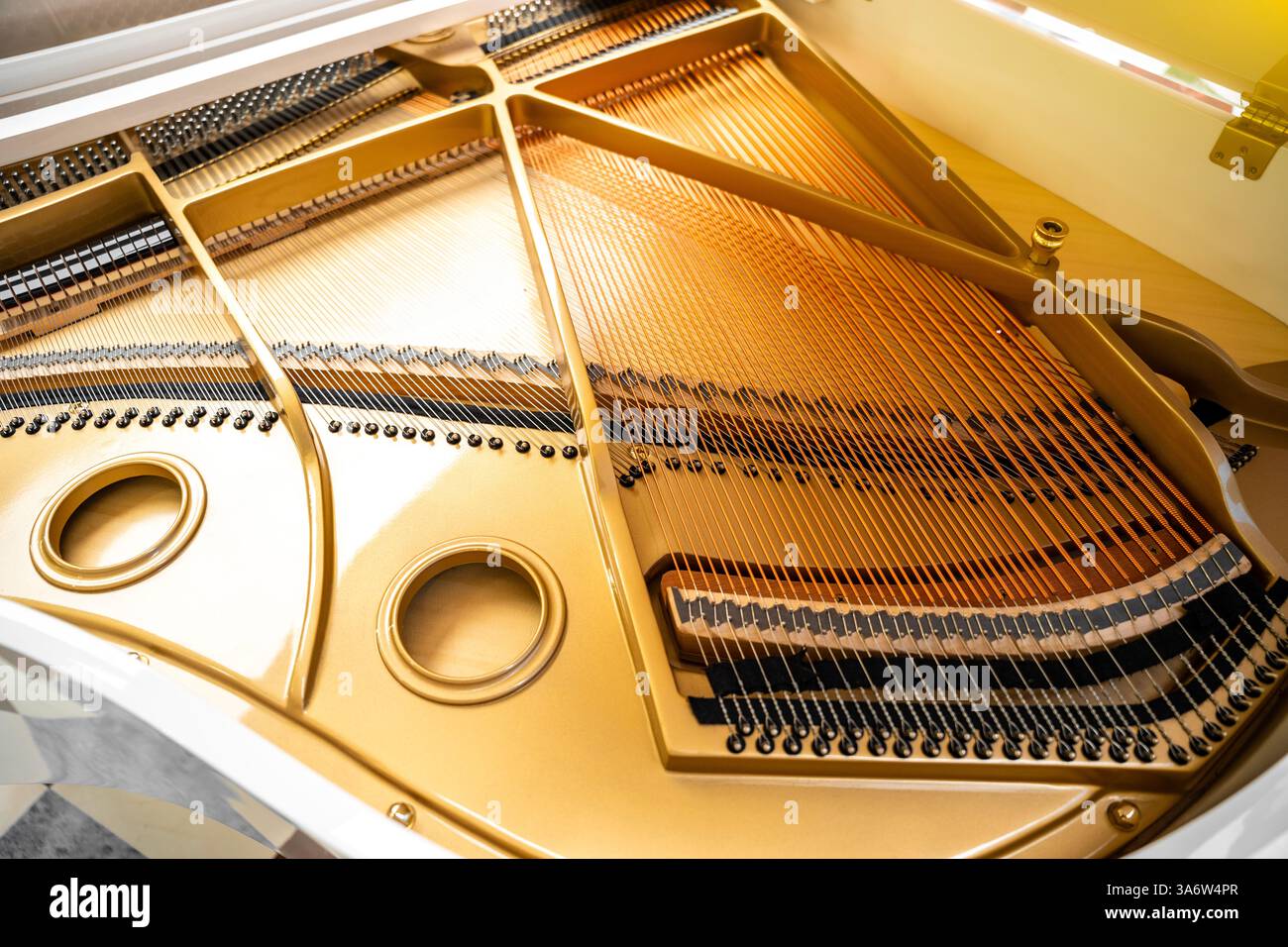Dettaglio del pianoforte a coda interno, primo piano delle corde, martelletto del meccanismo di apertura dell'arco. Foto Stock