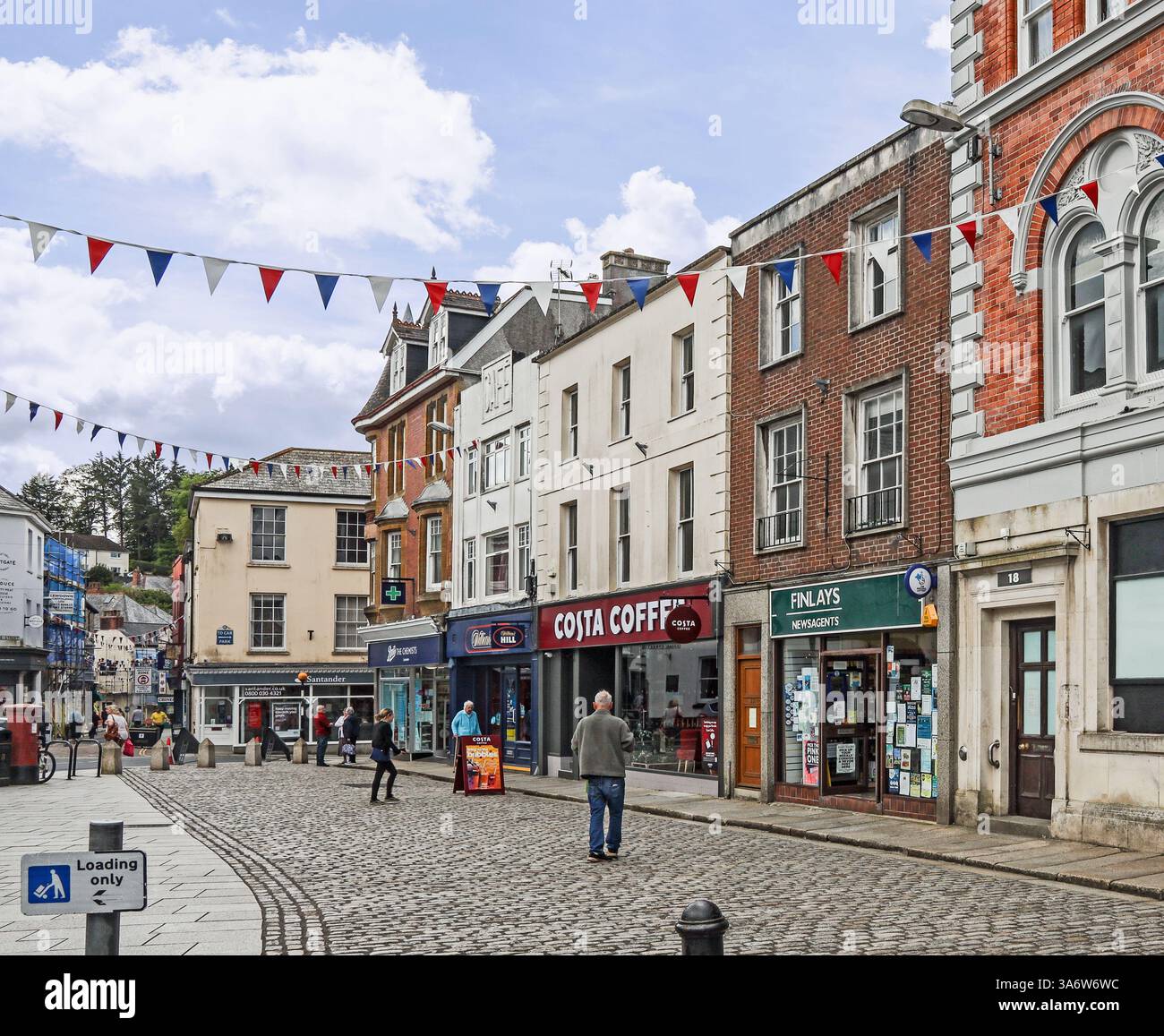Launceston in Cornovaglia è disturbata dal fatto che la sua filiale locale di Santander chiuderà nel giugno 2025. È uno dei 95 rami di Santander che si chiudono Foto Stock