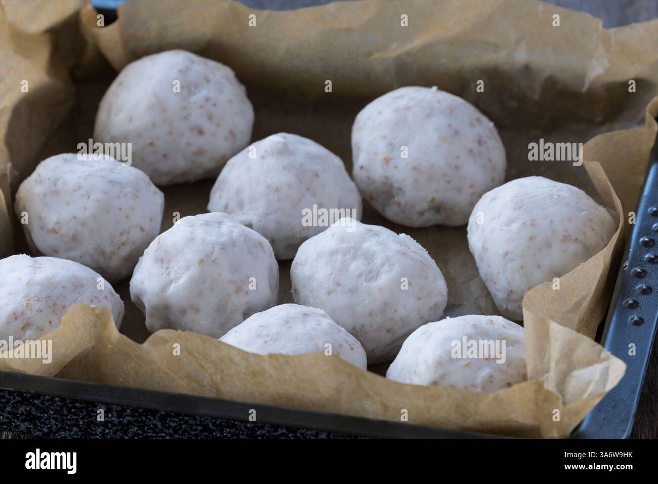 Selbstgemachte Fettfuttermischung, Selbstgemachtes Vogelfutter, Schritt 5: Die erkltete Futtermasse wird zu Kugeln geformt. Zutaten: 80% Rindertalg, 1 Foto Stock