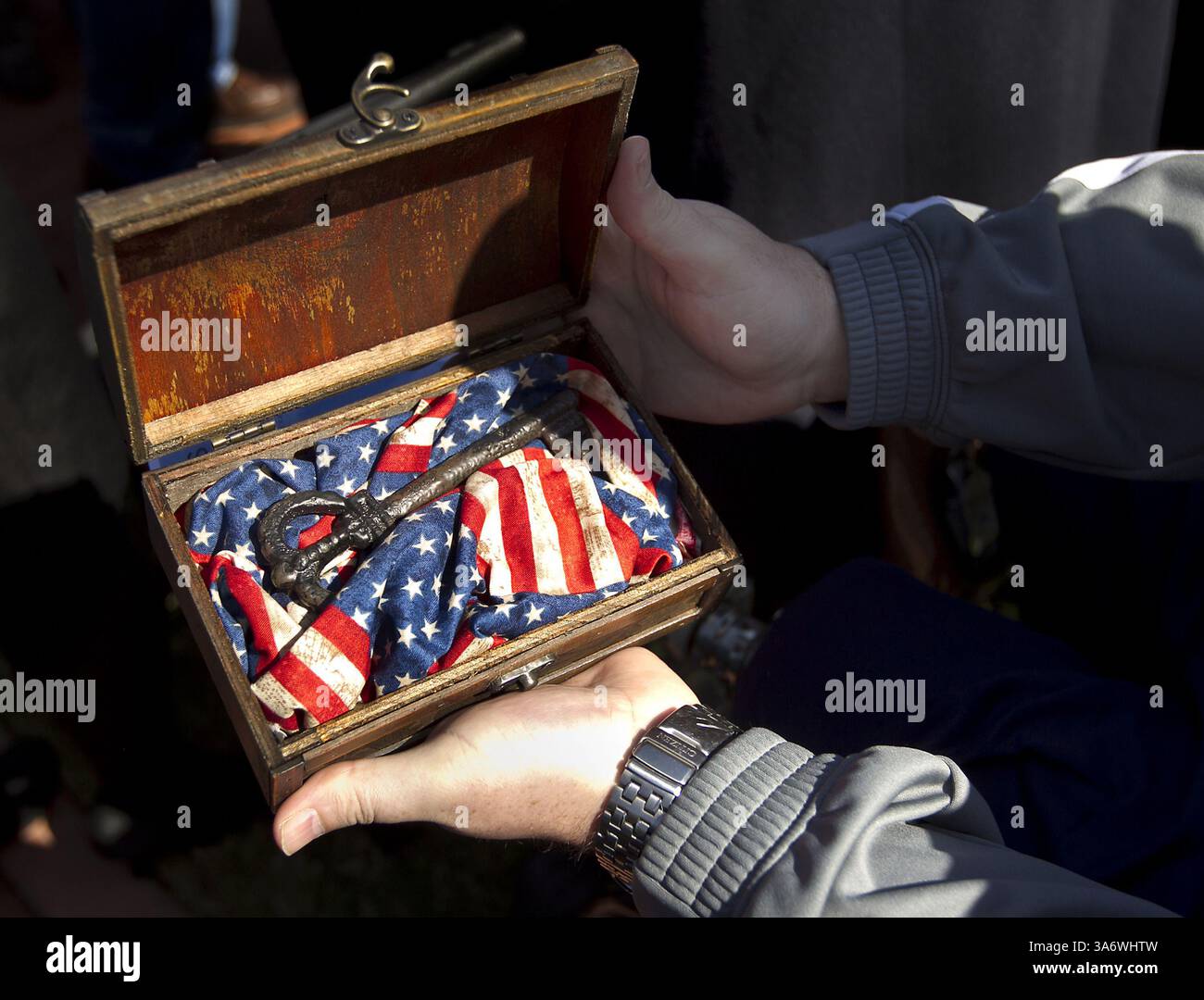 11 novembre 2014 - Georgetown, Texas, Stati Uniti - il sergente Christopher Powell è onorato con una nuova casa senza ipoteche in occasione della celebrazione del Veterans Day presso il Williamson County Veterans Memorial Plaza a Georgetown, Texas, martedì 11 novembre 2014. Powell è un veterano che ha perso entrambe le gambe in un'esplosione IED. La chiave, data a lui da Brent Baker del Pulte Group, è un gesto simbolico da parte della compagnia, che rappresenta la casa che costruiranno per Powell nella comunità di Woodland Hills a 3-4 miglia dalla University of Texas, dove Powell sta prendendo lezioni. (Immagine di credito: © Laura Skelding/TNS/ZUMA Wire) Foto Stock
