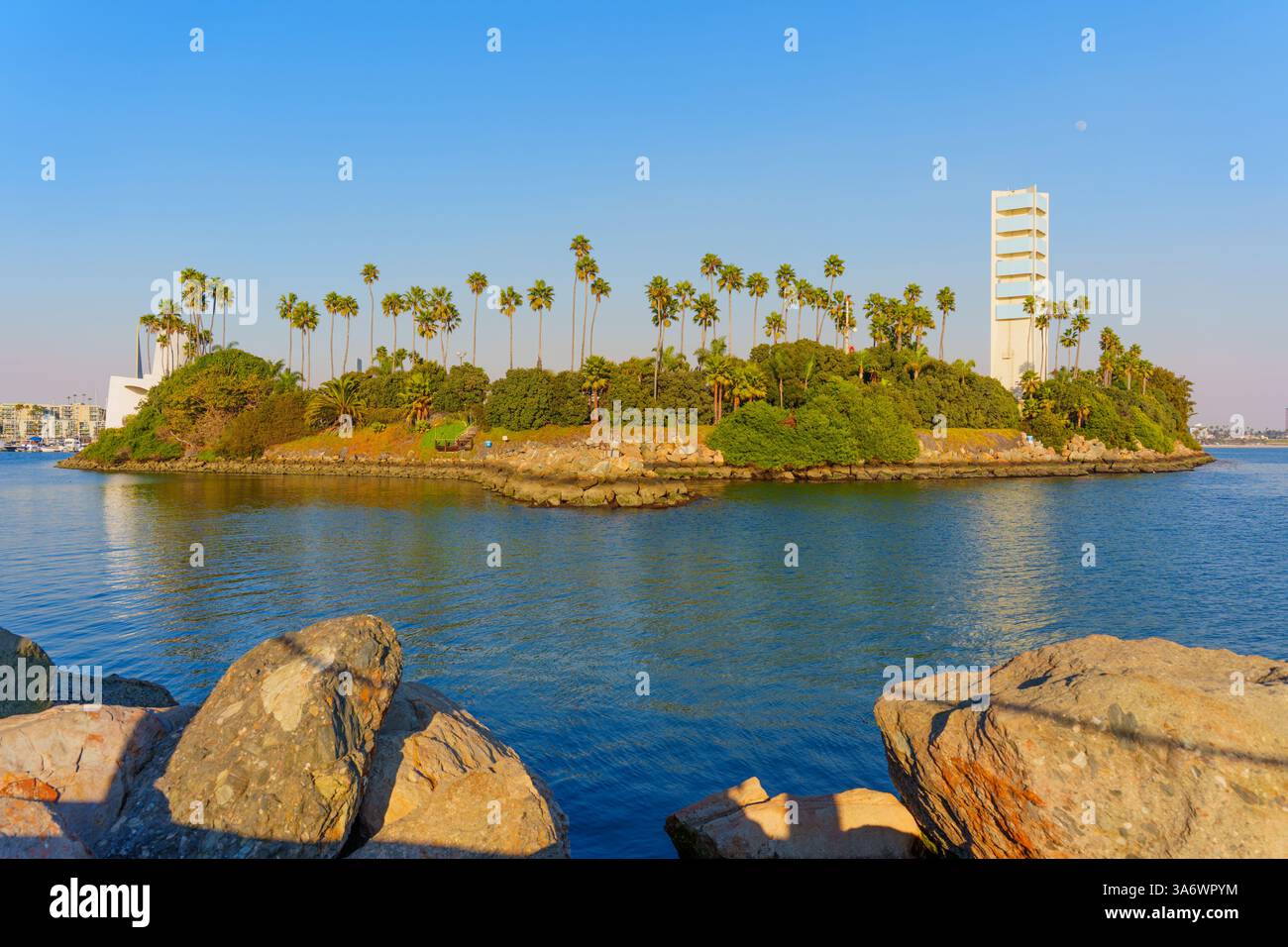 Long Beach, California - 11 gennaio 2025: Pittoresca foto che cattura l'isola Grissom, con alte palme e acque cristalline, vista da una roccia Foto Stock