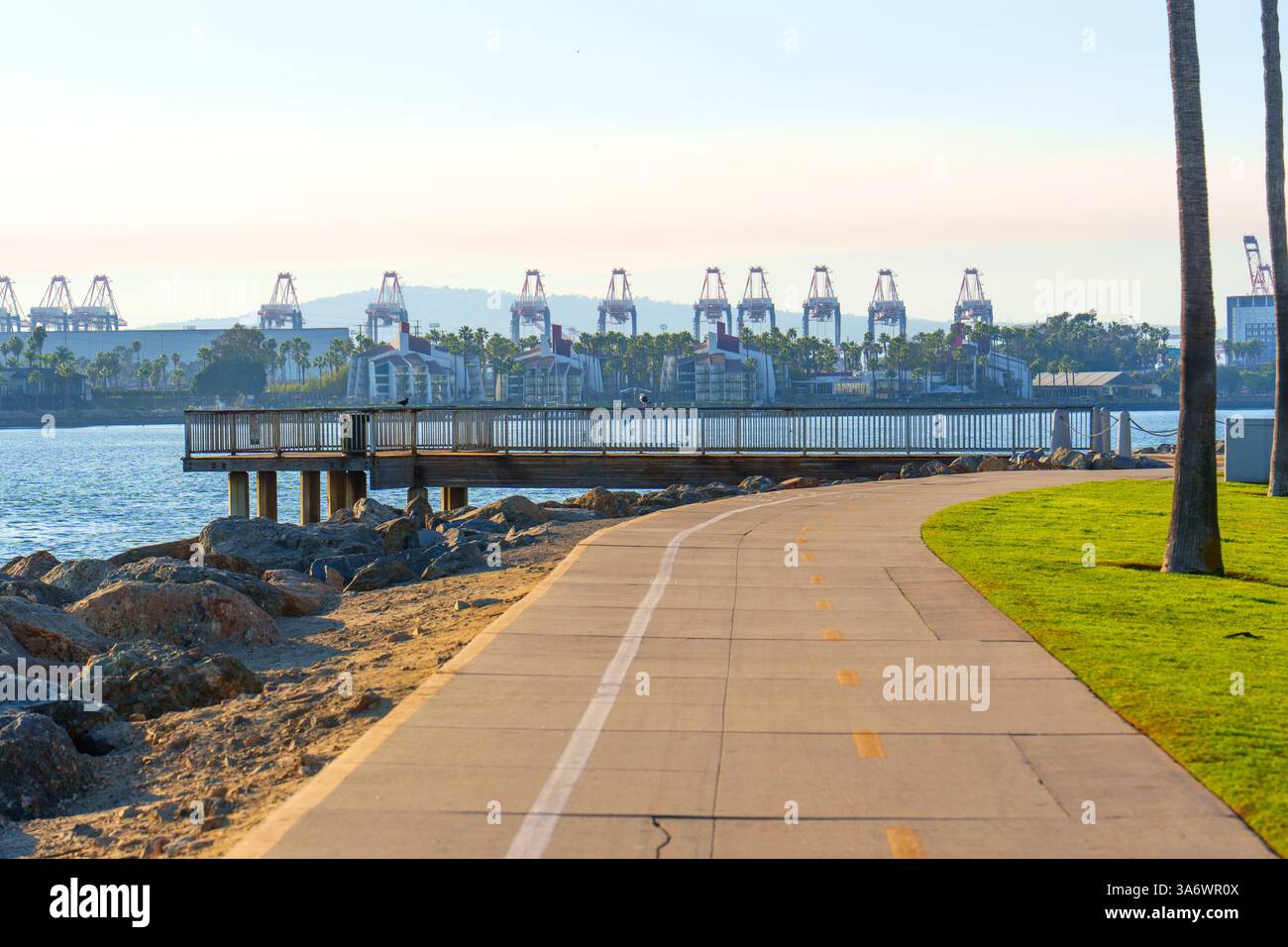 Long Beach, California - 11 gennaio 2025: Vista panoramica del porto di Long Beach, che mostra le vivaci operazioni di spedizione e le attività di esportazione-importazione u Foto Stock