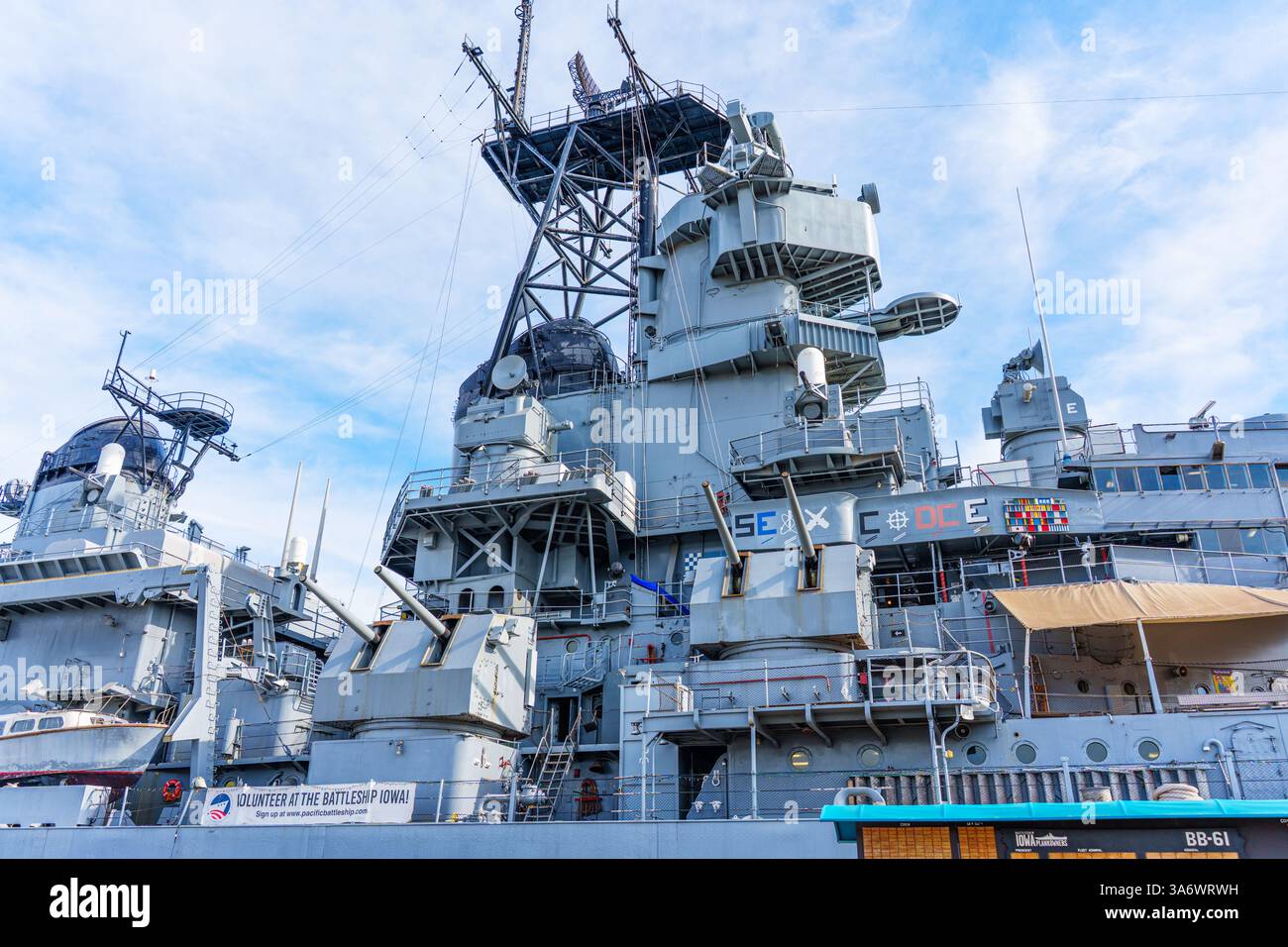Los Angeles, California - 25 dicembre 2024: La nave da guerra USS Iowa BB-61 è ormeggiata a Los Angeles, mostrando l'architettura navale storica, radar rialzato Foto Stock