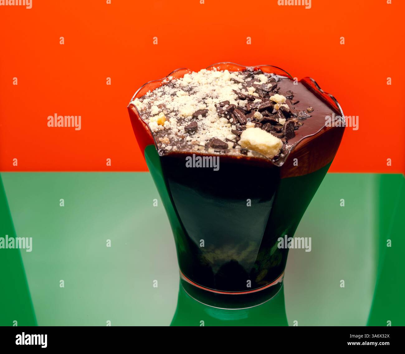 Elegante dessert al profiterolo con salsa al cioccolato Foto Stock