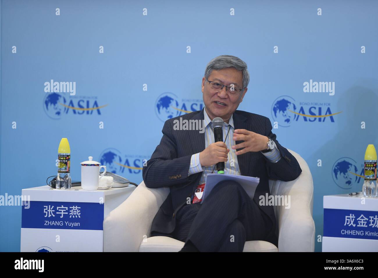 Boao, la provincia cinese di Hainan. 26 marzo 2025. Zhang Yuyan, membro della Chinese Academy of Social Sciences (CASS) e decano e professore di School of International Politics and Economics of University of CASS, parla in una tavola rotonda tematica su "sbloccare il potenziale maggiore degli accordi regionali di libero scambio" durante la Conferenza annuale del Forum di Boao per l'Asia (BFA) 2025 a Boao, provincia di Hainan, nella Cina meridionale, 26 marzo 2025. Crediti: Xie Ziyi/Xinhua/Alamy Live News Foto Stock
