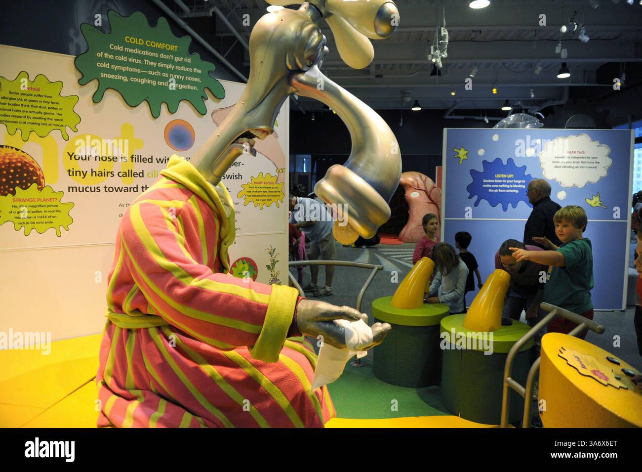 4 ottobre 2014 - Hartford, CT, USA - Un muco inizia a trasudare dal beccuccio di un rubinetto in una delle tante esposizioni che le persone possono vedere in una nuova mostra, Grossology, che ha aperto al Connecticut Science Center. Lo spettacolo educativo, complicato ma divertente, è allestito come una sala giochi di divertimento. (Immagine di credito: © John Woike/TNS/ZUMA Wire) Foto Stock