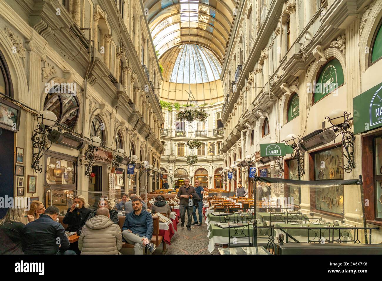 Die Blumen-Passage Pasajı mit Restaurants a Taksim, Istanbul, Türkei | The Flower Passage Ciek Pasajı con ristoranti a Taksim, Istanbul, T. Foto Stock