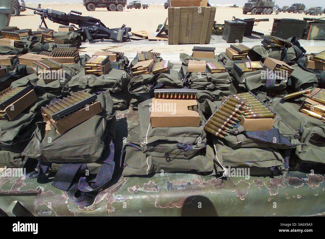 17 luglio 2004; Camp Virginia, Kuwait; colpi di munizioni da 5,56 mm siedono sul letto di un sistema di veicoli logistici come i Marines della 24th Marine Expeditionary Unit per ricevere il loro carico di combattimento il 17 luglio. L'Unione europea si trova attualmente in Kuwait per condurre corsi di formazione e preparare i preparativi finali per il loro dispiegamento in Iraq. Foto Stock