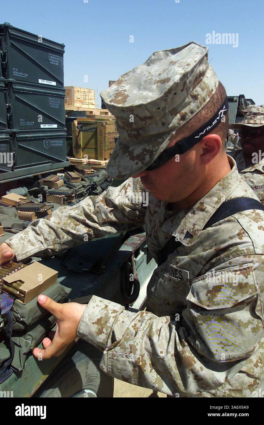 17 luglio 2004; Camp Virginia, Kuwait; i Marines della 24th Marine Expeditionary Unit raccolgono il loro carico di combattimento di munizioni dal letto di un sistema di veicoli logistici il 13 luglio. L'Unione europea si trova attualmente in Kuwait per condurre corsi di formazione e preparare i preparativi finali per il loro dispiegamento in Iraq. Foto Stock